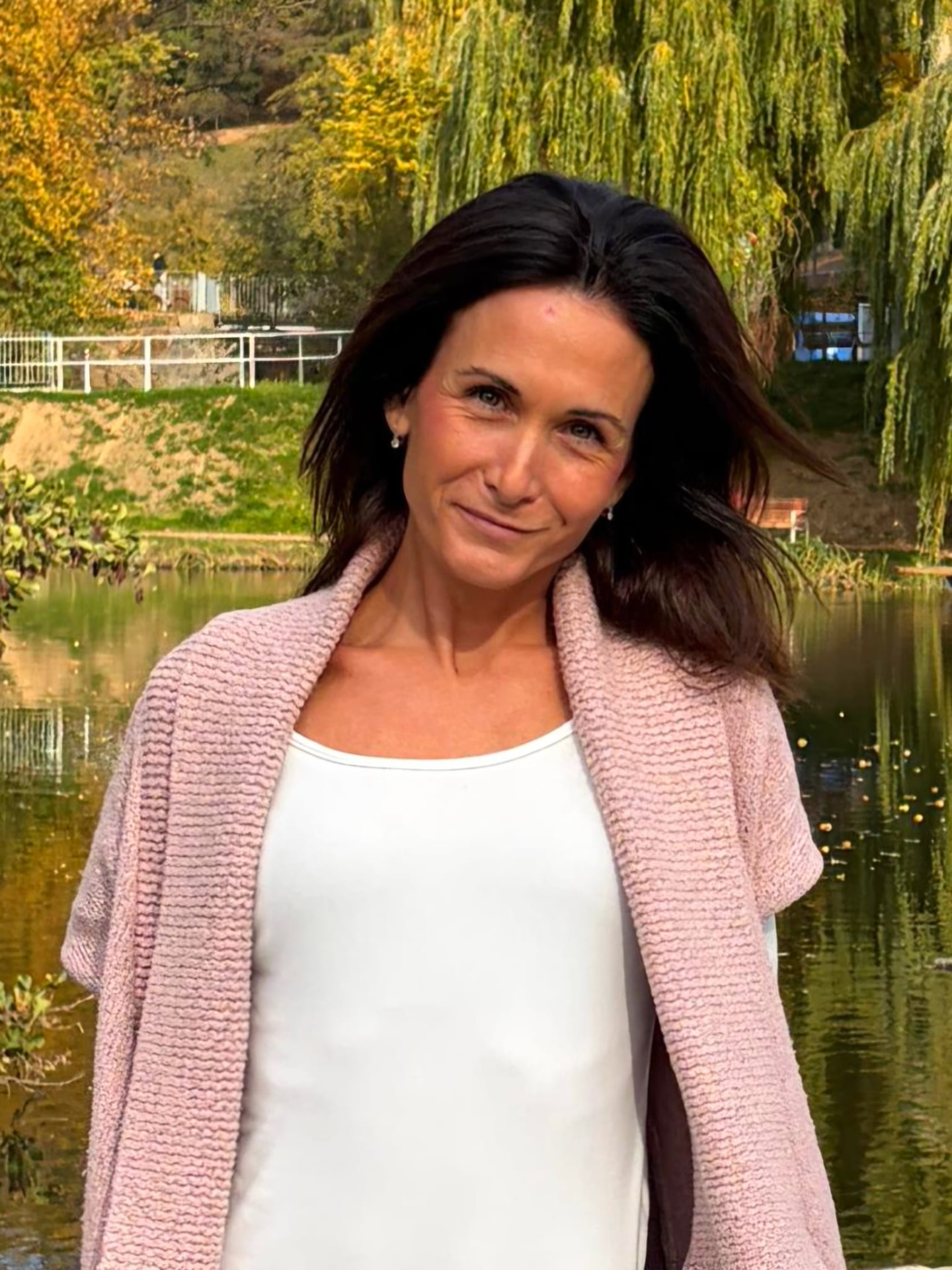 Jana Lahodová, transformační koučka — u vody v přírodě